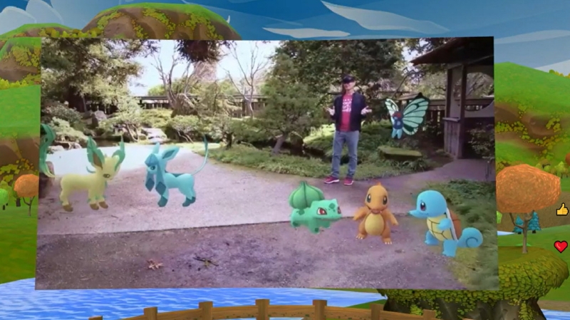 Pokémon GoのHololens用PoC版のデモ、Hololensを被ったまま街に出るかという議論はおいておくとして、印象的なデモであることは間違いない。公園にいるピカチュウに餌をあげることができる(Igniteの基調講演より筆者キャプチャ)