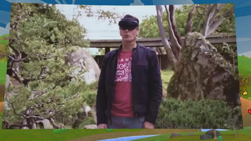 Pokémon GoのHololens用PoC版のデモ、Hololensを被ったまま街に出るかという議論はおいておくとして、印象的なデモであることは間違いない。公園にいるピカチュウに餌をあげることができる(Igniteの基調講演より筆者キャプチャ)