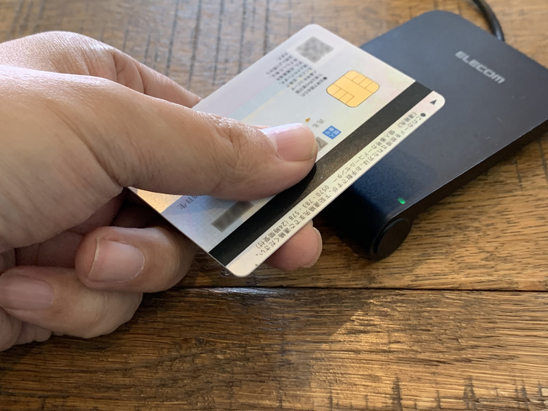 非接触型のMR-ICA001BKでは、マイナンバーカードをかざすだけで認識が行なわれ、読み取り音が鳴ります。LEDランプもあるので動作状況はわかりやすいです