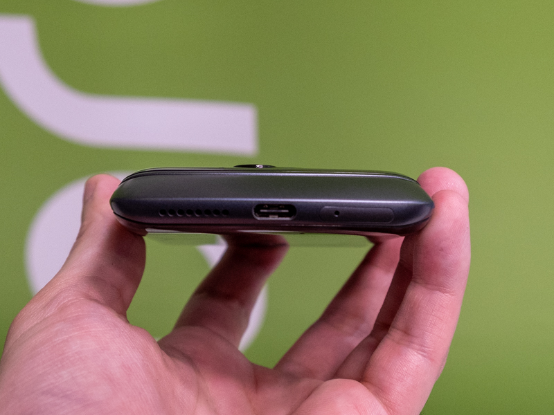 底面。USB Type-CポートやSIMスロットを装備