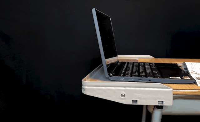 教科書とPCを同時に展開できるほか、落下も防ぐ