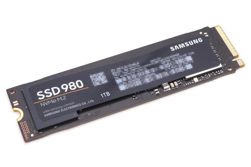 1TBモデルの基板表面。コントローラとNANDフラッシュが1基ずつ実装されている