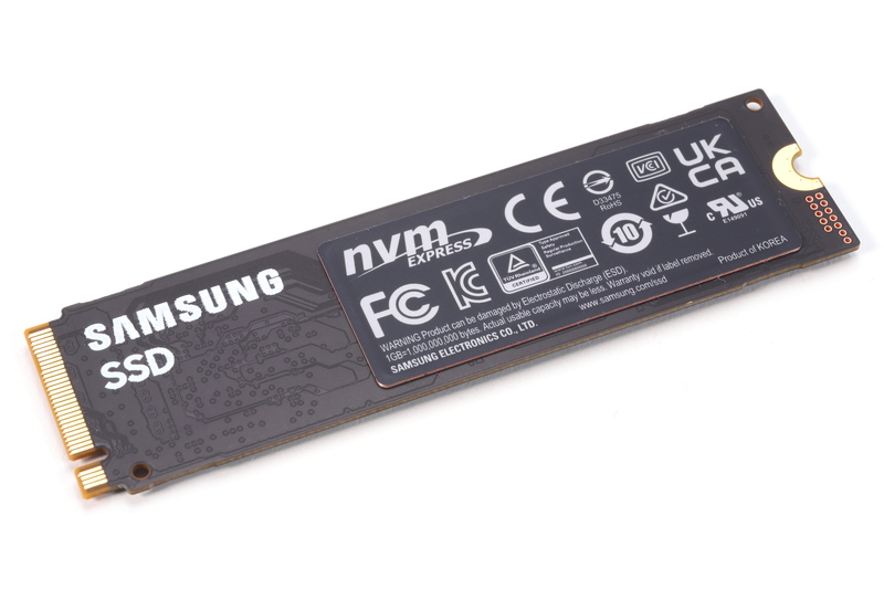 基板裏面。部品は実装されておらず、ヒートスプレッダを兼ねるラベルが貼りつけられている