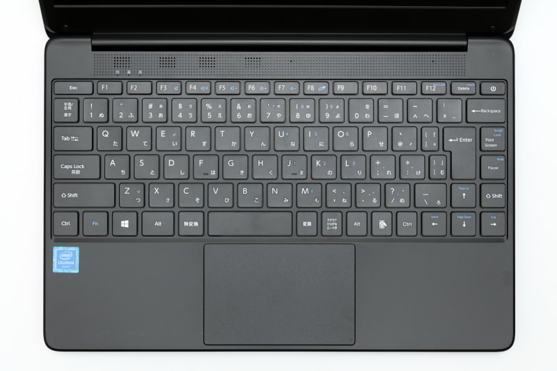 87キーの日本語キーボードを採用。キーボード奥には、左から電源ランプ、CapsLockランプ、NumLockランプ、ステレオスピーカー、マイク×2(内1つはノイズキャンセル用)が内蔵