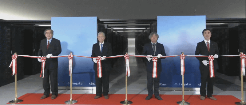 テープカットの様子。(左から)HPCIコンソーシアムの朴泰祐理事長、理化学研究所の松本紘理事長、高度情報科学技術研究機構の田島保英理事長、理化学研究所計算科学研究センターの松岡聡センター長