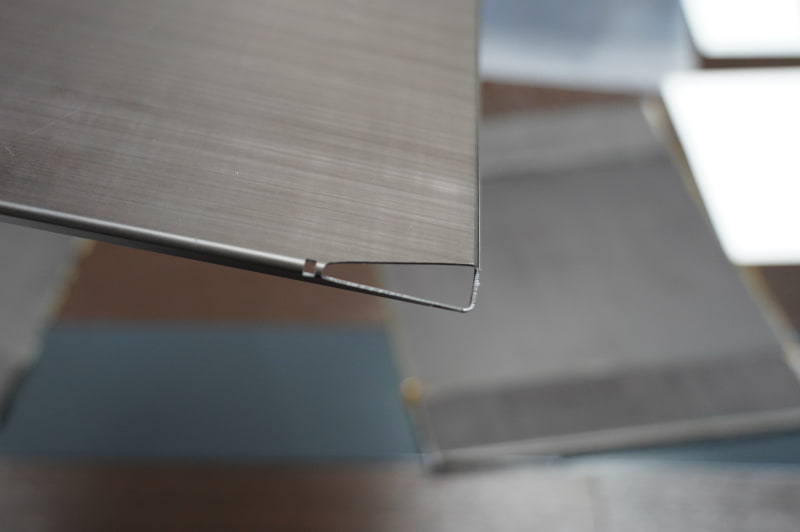 VAIO Zの曲がるカーボンの代表的な部分と言える天板のオーナメント部分。曲げて作ってさらにCNCで必要ない部分を切り出すという力業で製造されている