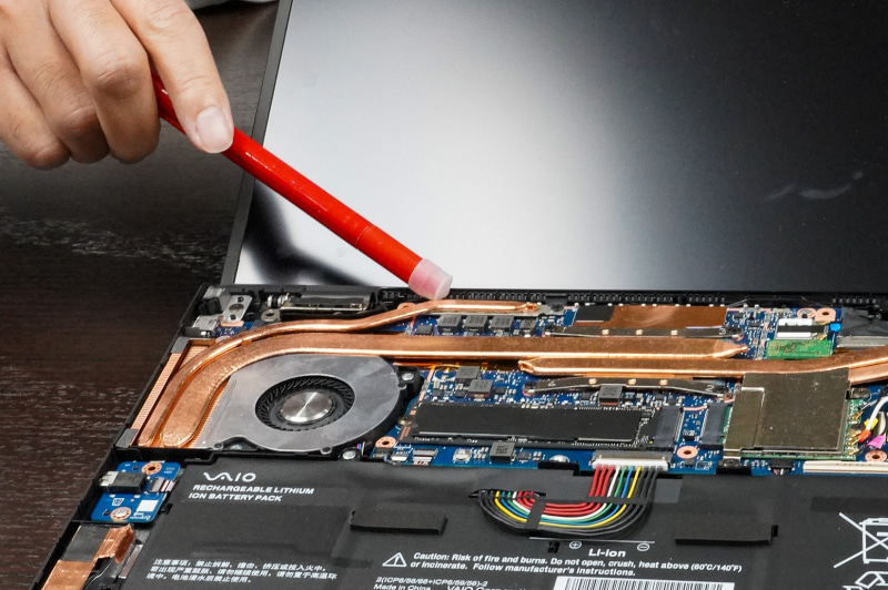 ペンが示しているところが電源回路、3フェーズ設計になっており、FETの部分はヒートシンクがありファンヘ熱伝導して放熱している