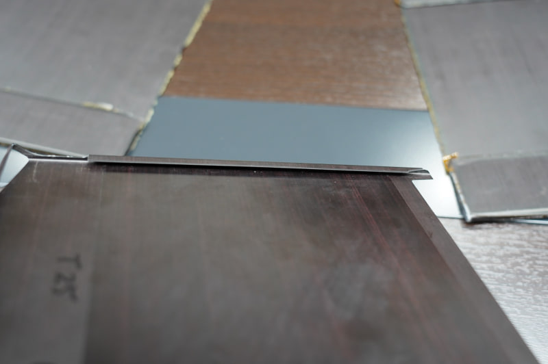 VAIO Zのディスプレイ天板。端が折り返されていて、折り返された部分がB面になっている