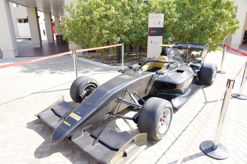 カーボンで作られてるレーシングカー、塗装前なのでカーボンの柄がわかる