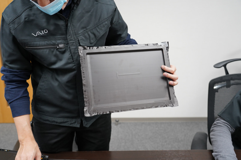 開発途上の曲がるカーボン、まだ開発途上のバージョンのため綺麗に曲がってはいない