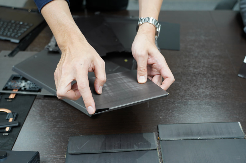 オーナメント部分の切りかきの試作品。こうした試作品を数限りなく作り、じょじょに精度を高めていった