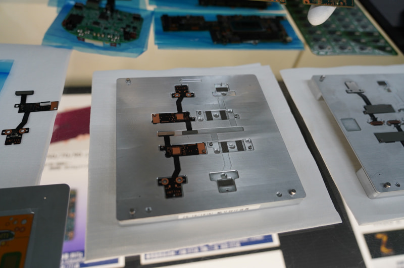 このジグを利用してPCB(基板)を置いていく