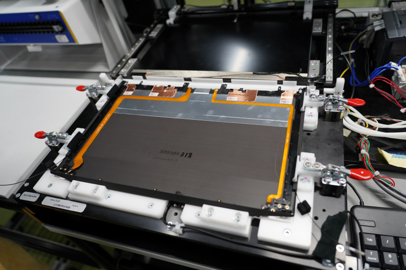 液晶のモジュールを奥側にセットして、手前に引いてA面カバーに装着する。B面がA面と一体構造になっているためにこうした工程が必要