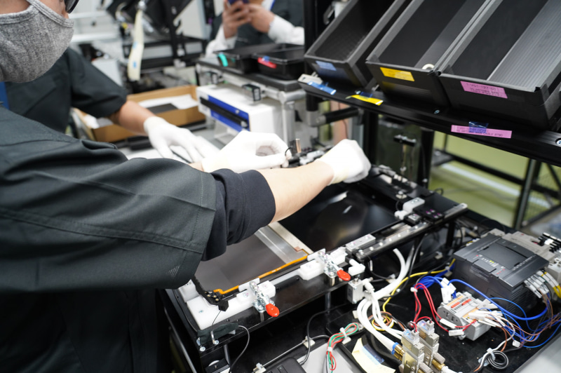 液晶のモジュールを奥側にセットして、手前に引いてA面カバーに装着する。B面がA面と一体構造になっているためにこうした工程が必要