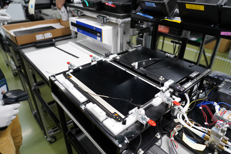 液晶のモジュールを奥側にセットして、手前に引いてA面カバーに装着する。B面がA面と一体構造になっているためにこうした工程が必要