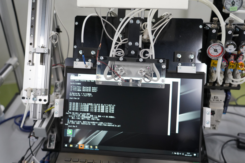 マイクのテスト、VAIO Zのマイク部分に専用のテスターを当てて、ノイズが基準値以下か確認している