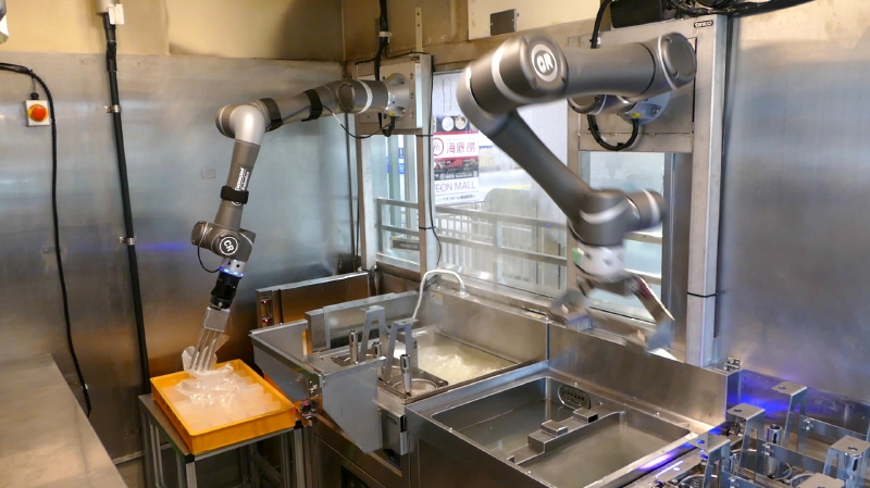 そばの上にかけられているフィルムをはがす操作もロボットが自動で実施