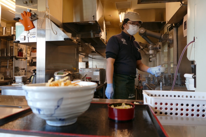 人とロボットが協働するそば屋