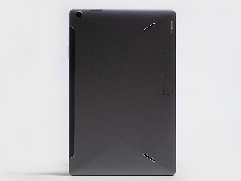 左上に背面カメラ。右側にある斜めのスリットは上は放熱用、下がスピーカー