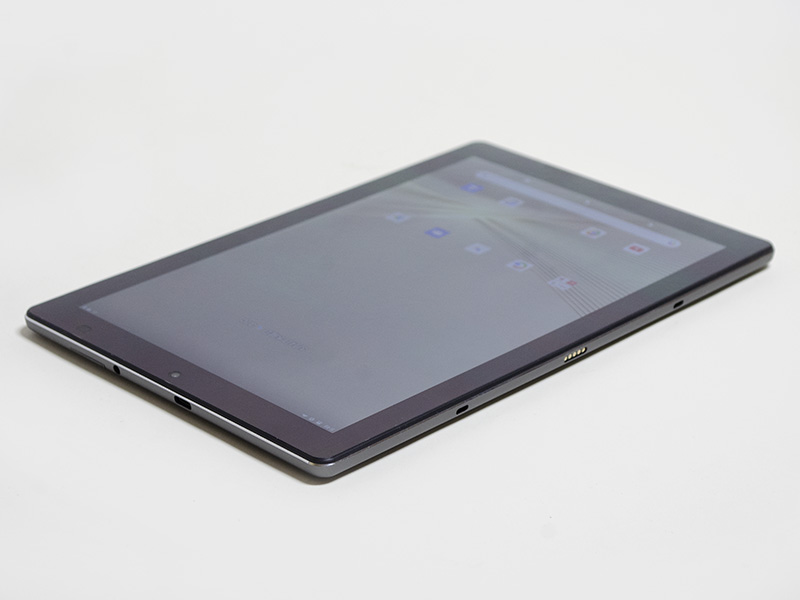 左側面にドック用のコネクタらしきものがあるが非サポート。磁石も埋め込まれている。上側面にmicroSDカードスロット、3.5mmジャック、USB Type-C