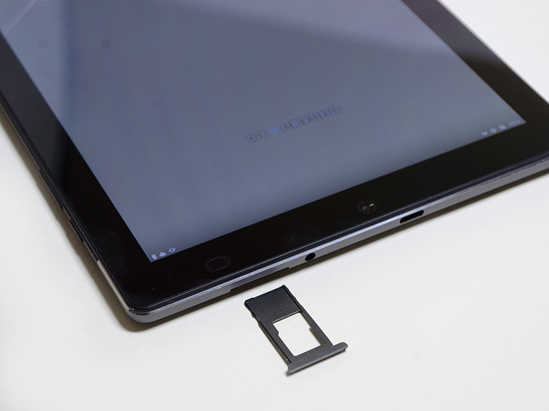 microSDカードスロットはイジェクトピンが必要なタイプ