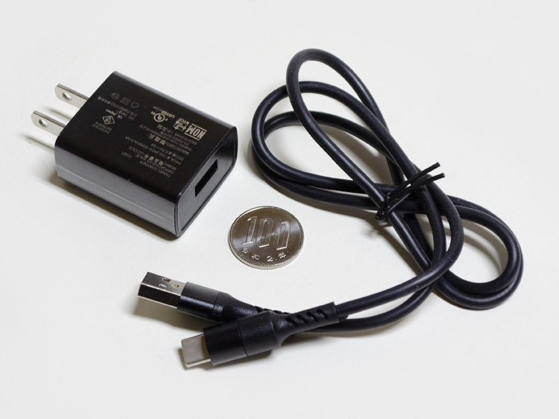 付属品はACアダプタとUSB Type-A - Cケーブル。ACアダプタのサイズは約43×33×20mm(幅×奥行き×高さ)、重量34g、出力5V/2A