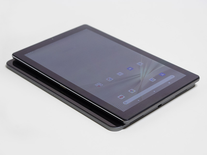 2018年モデルのiPad Pro 11(下)との比較。奥行きは長く、幅が狭い