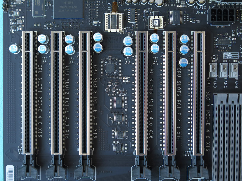 圧巻の6基のPCI Express 4.0 x16スロット。全スロット一切の排他関係がなく、つねにフルレーンで動作
