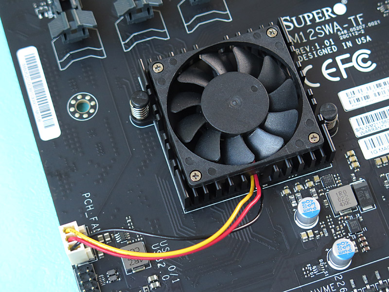 チップセットには小型のファンがついており、そこそこの騒音を発する。気になるユーザーはまずここをカスタマイズするだろう