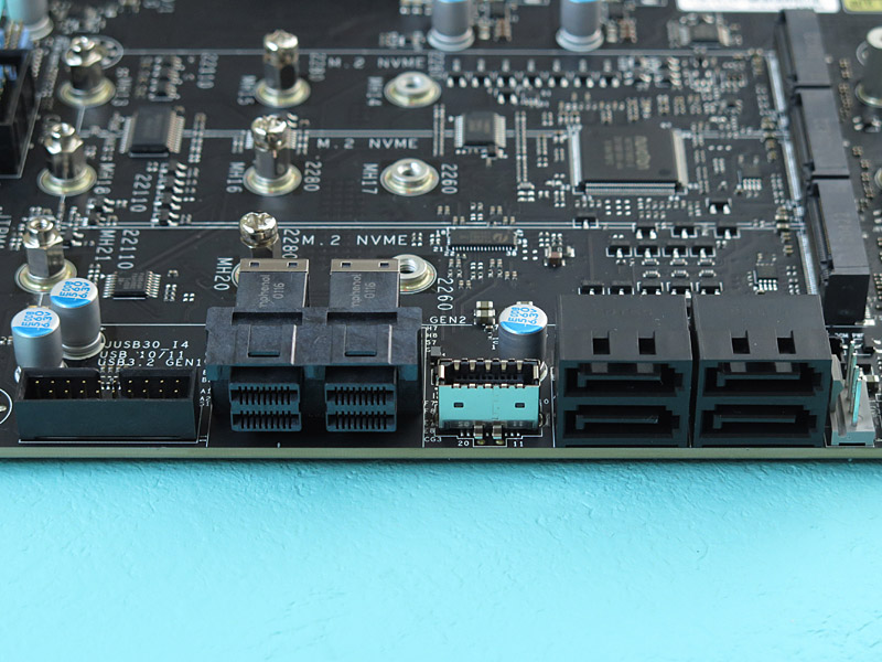 U.2×2とSATA 6Gbps×4も搭載。こちらはPCHに接続している