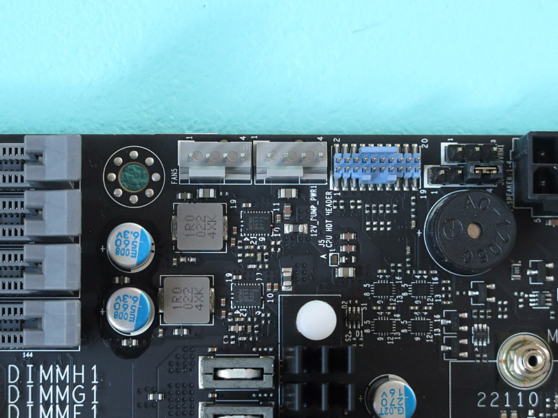 あちらこちらにファンコネクタが散りばめられており、冷却ファンの接続に困ることはまずない