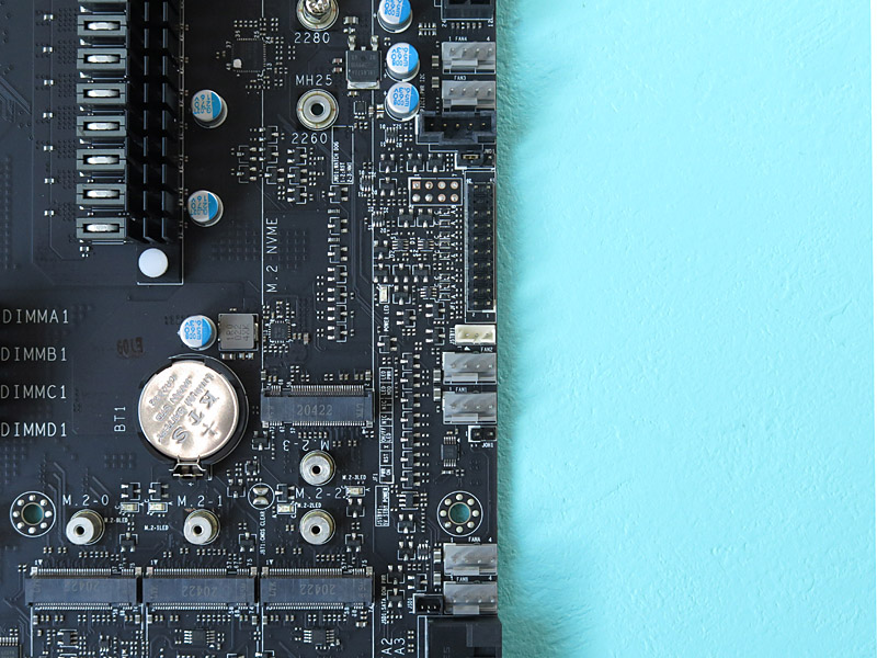 あちらこちらにファンコネクタが散りばめられており、冷却ファンの接続に困ることはまずない