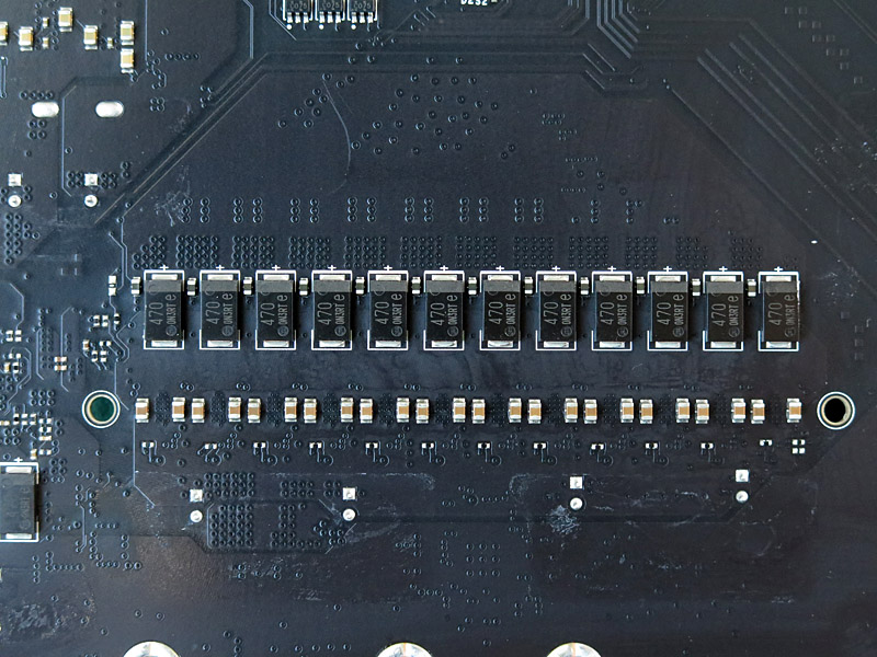 CPUのVRM電源のコンデンサは裏面に実装されている
