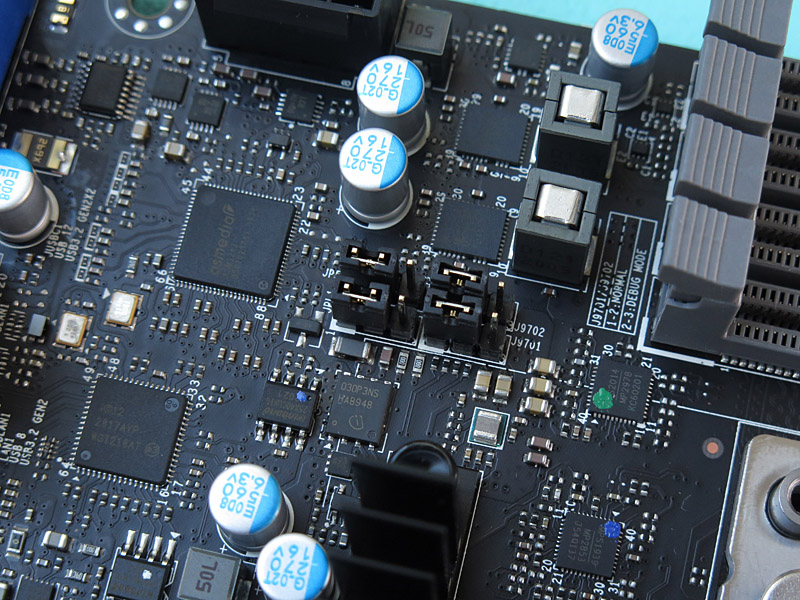 至るところにジャンパーがあり、オーディオやUSB、LAN機能をハードウェア的にオン/オフできる