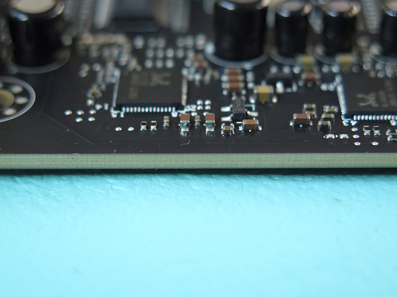 基板は厚みがあり、ヒートシンクをそれほど備えていないのに重量がある