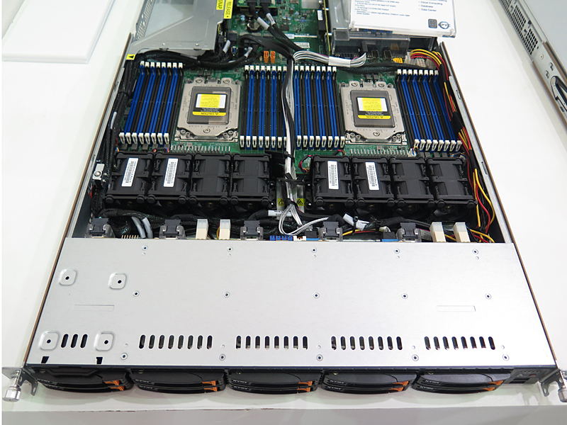 2017年のCOMPUTEXでSupermicroに紹介されたEPYC搭載サーバー「AS-1123US-TR10RT」。このときから筆者は個人向けSupermicro+AMDマザーボードの登場に期待していた