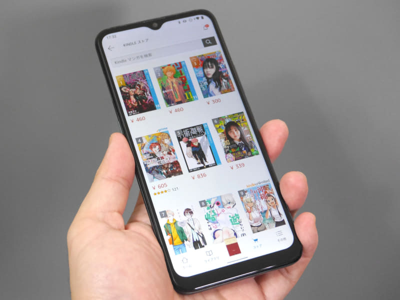 「Moto e7」。今回購入したミネラルグレイのほかサテンコーラルをラインナップする。型番は「PALX0010JP/A」