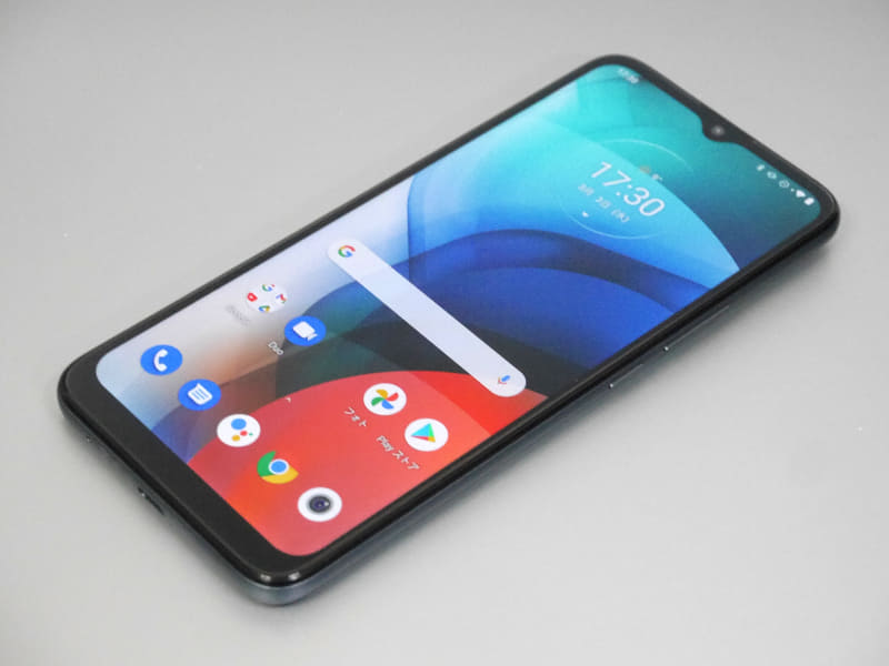 下部のベゼルはやや厚みがあるものの、全体的には狭額縁デザインだ