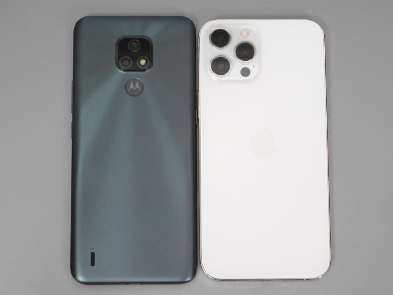 背面の比較。本製品のカメラは3眼に見えるが実際には2眼+フラッシュ