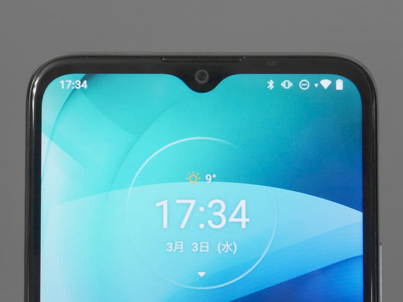 上部カメラはティアドロップ型を採用。顔認証には対応しない