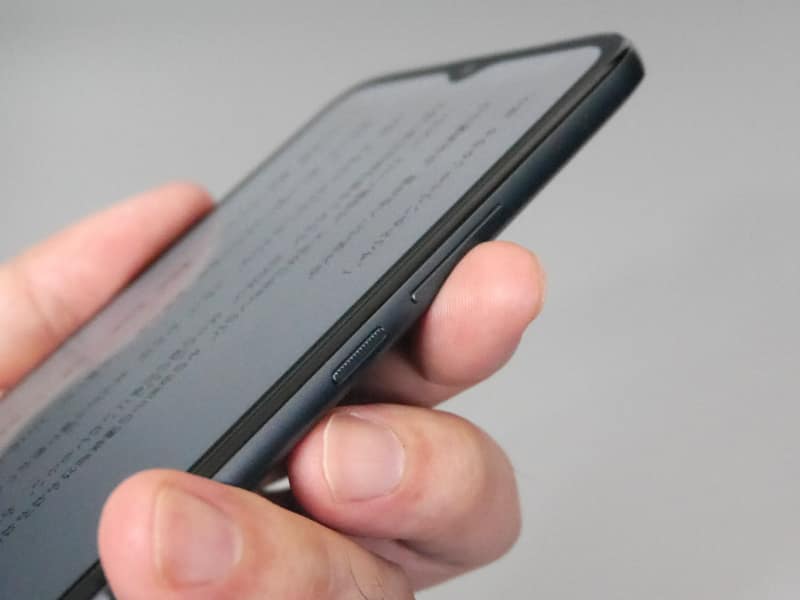 音量ボタンでページめくりを行なうには、本体のかなり上を持つ必要がある。とくに左手で持つ場合は要注意だ