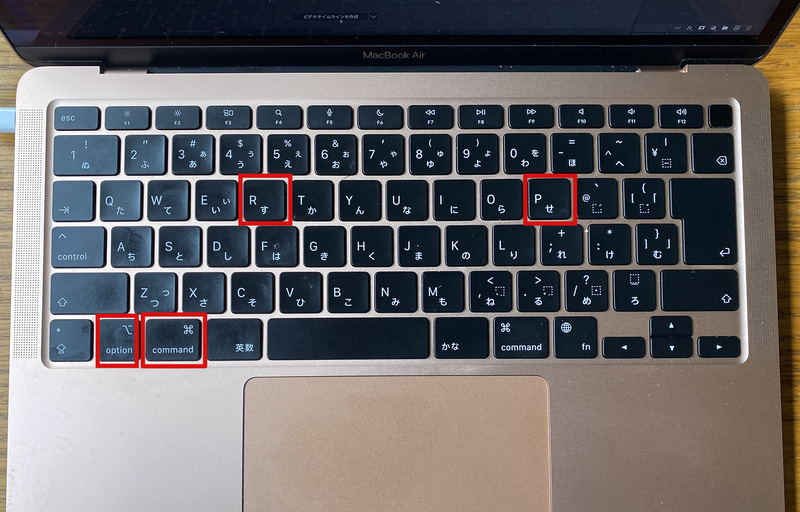 Intel Macでは、起動時に[command]+[option]+[P]+[R]キーの同時押しでNVRAM/PRAMをリセットできます。ファームウェアパスワードを設定してある場合は「macOS復旧」で無効にしておきます