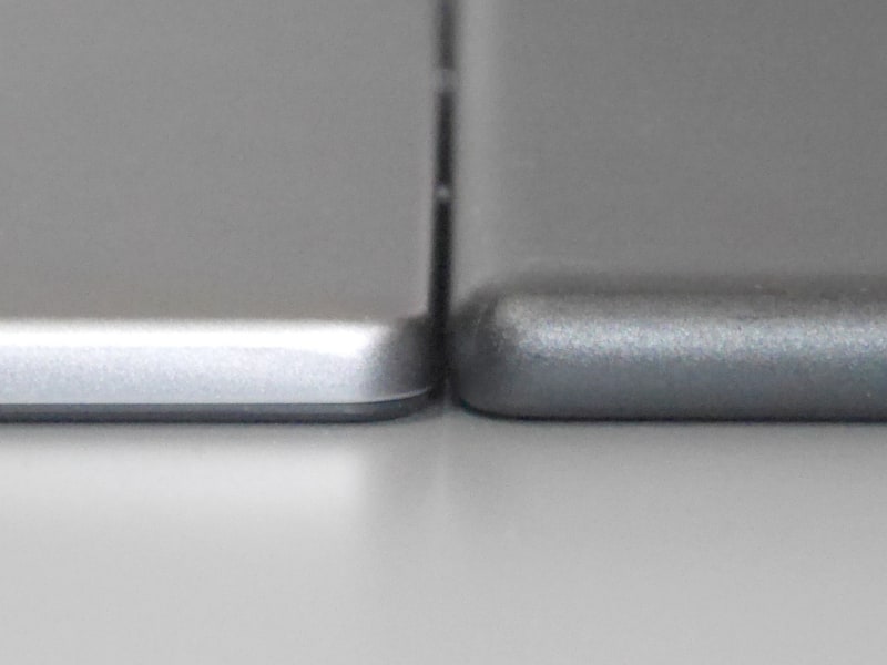 厚みの比較。本製品は背面中央が膨らんだデザインゆえ、端で比較するとFire HD 10(右)に比べてかなり薄く見える