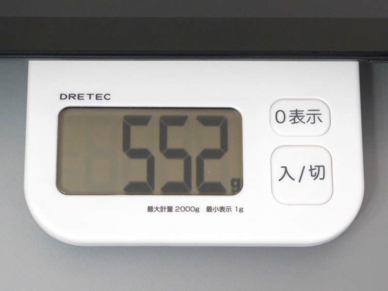 重量は実測552g。かなりのヘビー級だ。ちなみにFire HD 10は実測499g