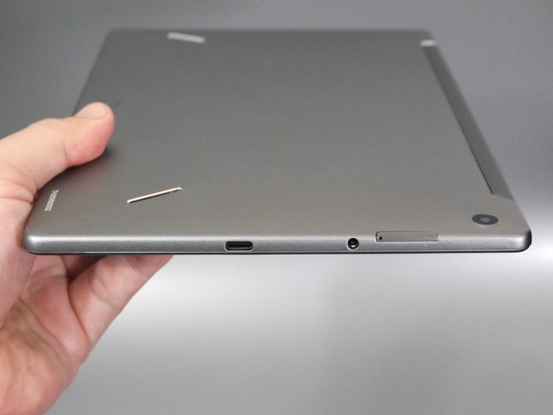 USB Type-Cポートを搭載。イヤフォンジャック、メモリカードスロットも搭載する