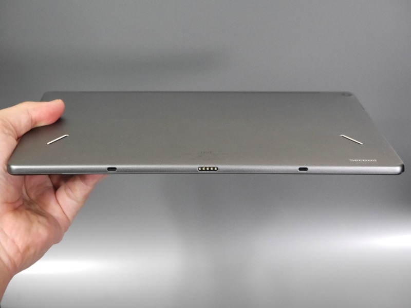 長辺側には独自形状の端子があるが、利用できないとのこと。OEM元では何らかの周辺機器が用意されているのだろう