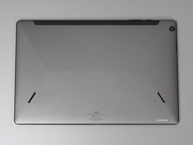 背面は中央にかけて膨らみのあるデザイン。端は薄いため、持ったときの厚みはそれほど感じない。ちなみにこれらデザインはCHUWIの製品と酷似している