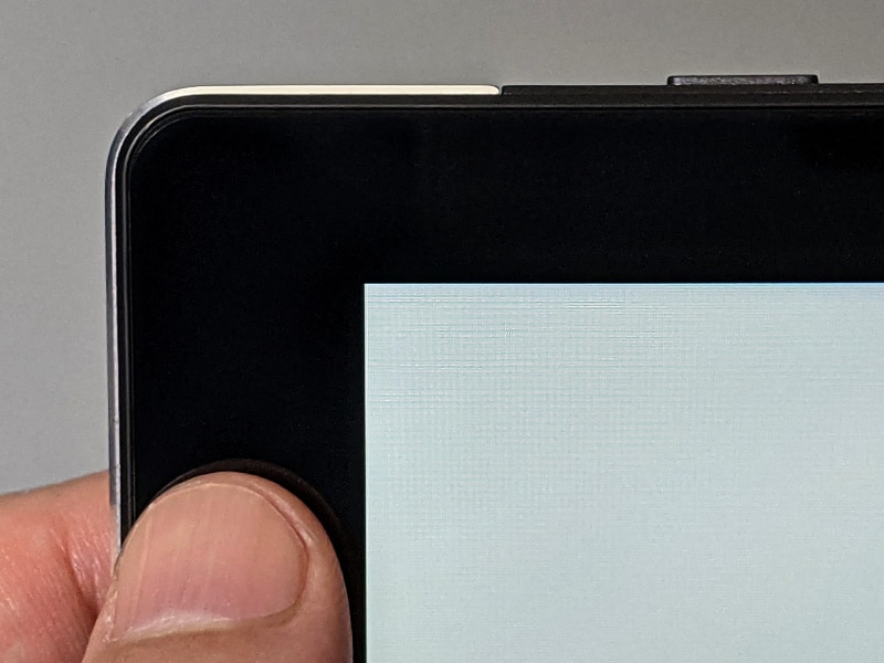 ベゼル幅はそこそこあるが、しっかりと保持できるのはプラスだ。ちなみに幅は上12.5mm、左右が18mmある