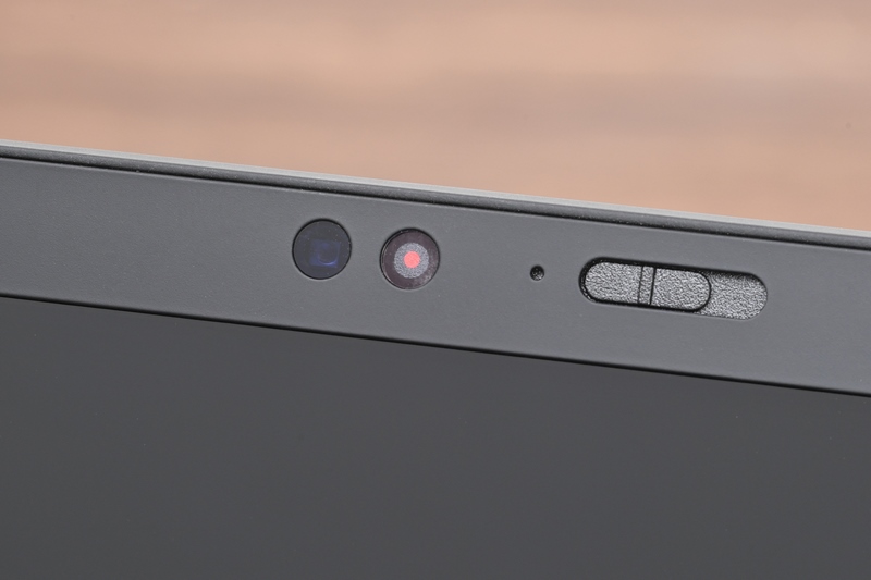 Webカメラにプライバシー用に物理シャッターがついたものもある