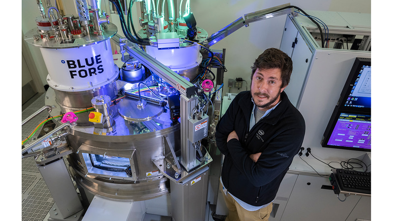 量子研究用冷却機(左)とIntelのOtto Zietz氏